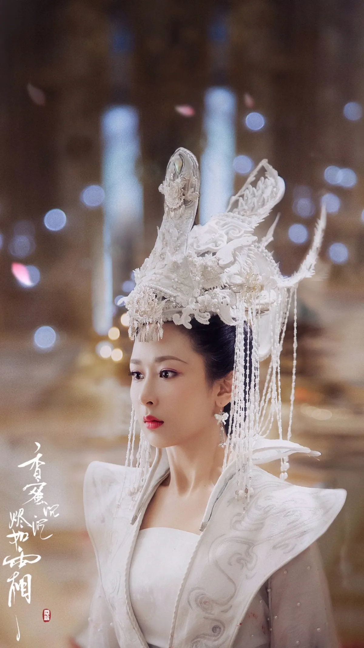 흰옷과-머리장식을쓰고있는-양쯔-향밀침침신여상