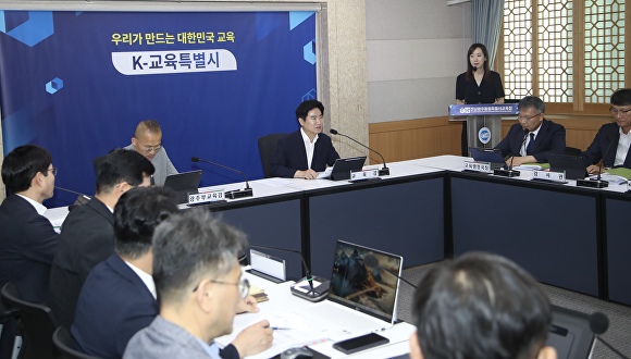 김대중 교육감이 회의를 진행하고 있다.
