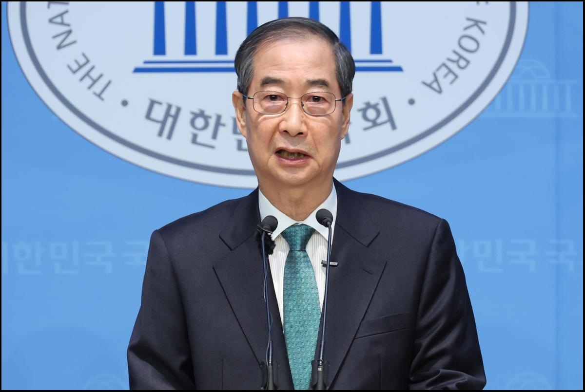 대선 출마 기자회견 중인 한덕수의 모습