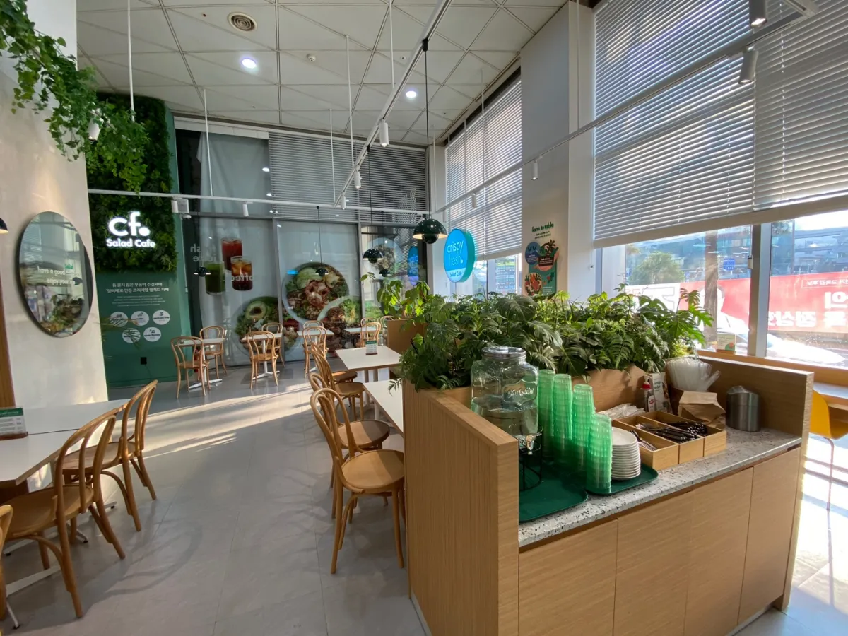 샐러드-카페에-나이프-포크-물-세팅된-테이블