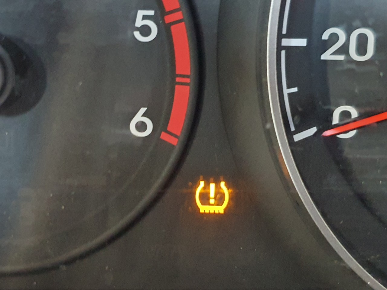 타이어 압력 경고등