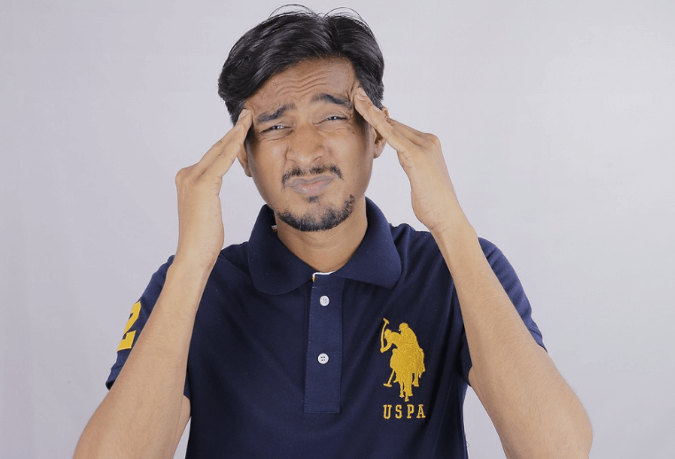 두통 없애는법, 두통에 고틍스러워하는 남자