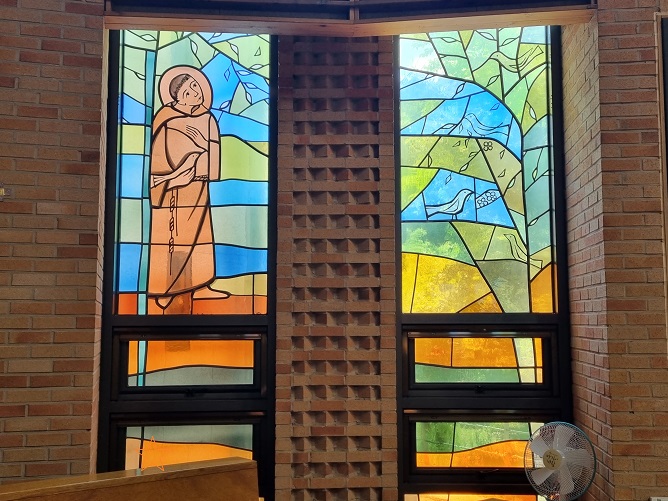 성 프란치스코 성인을 그린 스테인드글라스