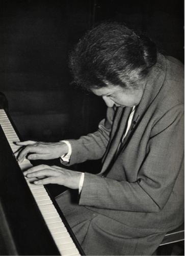 클라라 하스킬이 피아노를 치는 사진