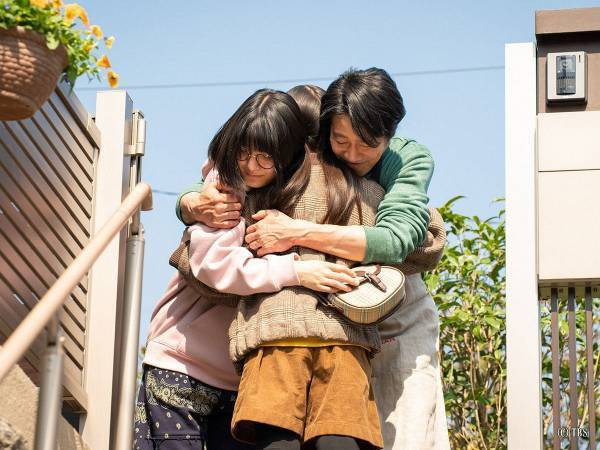 마리카가 엄마임을 인정하고 다시 삶의 활기를 찾아가는 아빠와 딸