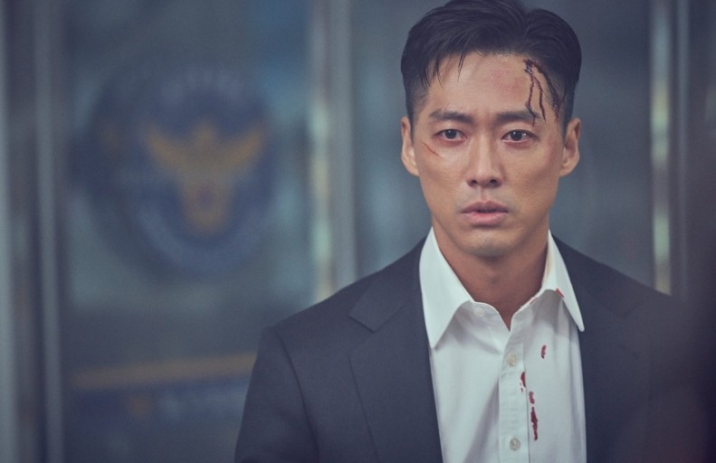 무언가를 강렬하게 쳐다보는 남궁민의 모습
