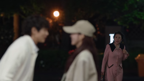 집앞에 있는 도라와 필승을 본 도라엄마