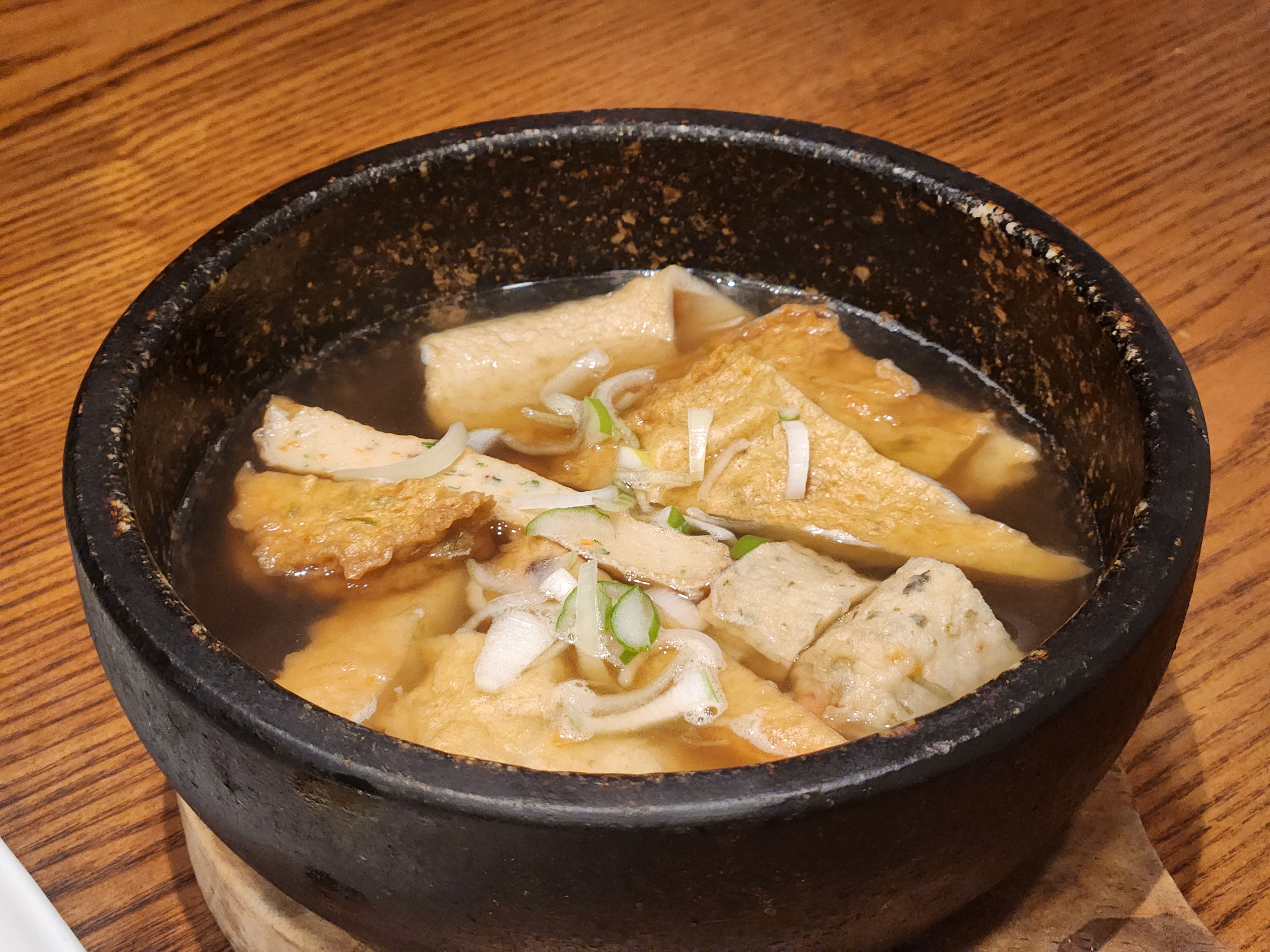 간이 강해 감칠맛이 도드라지는 가매일식의 어묵탕