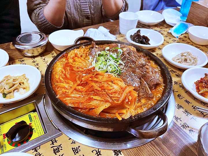 토요일은 밥이좋아 예산 백종원 예산시장 부근 묵은지 돼지갈비 맛집 묵은지김치찌개 묵은지 돼지갈비구이 예산10미 현지인 추천 토밥 좋아 방송정보