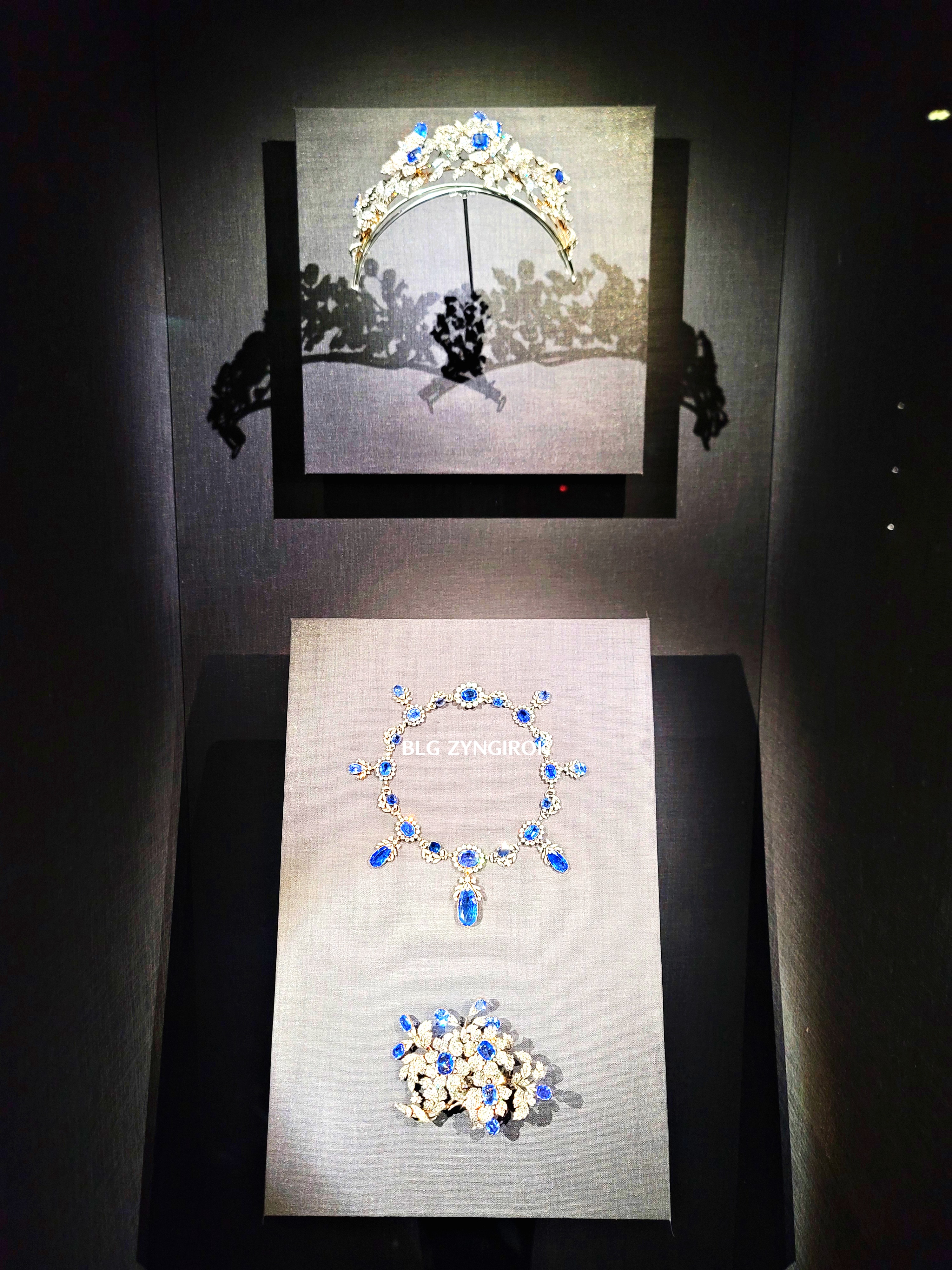 롯데타워 - 롯데뮤지엄 고혹의 보석 매혹의 시간 - 티아라 전시품 모습이다.