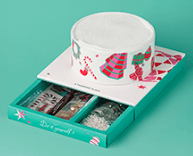 크리스마스 케이크 상자 밑 3단 나눔서랍안 과자가 든 이미지