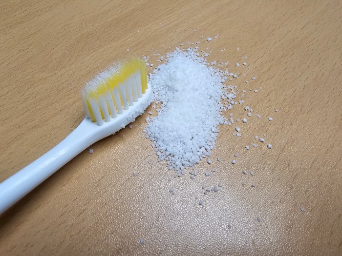 테이블에-뿌려진-소금