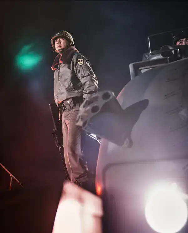 탱크위에 올라서서 먼곳을 바라보는 이태신