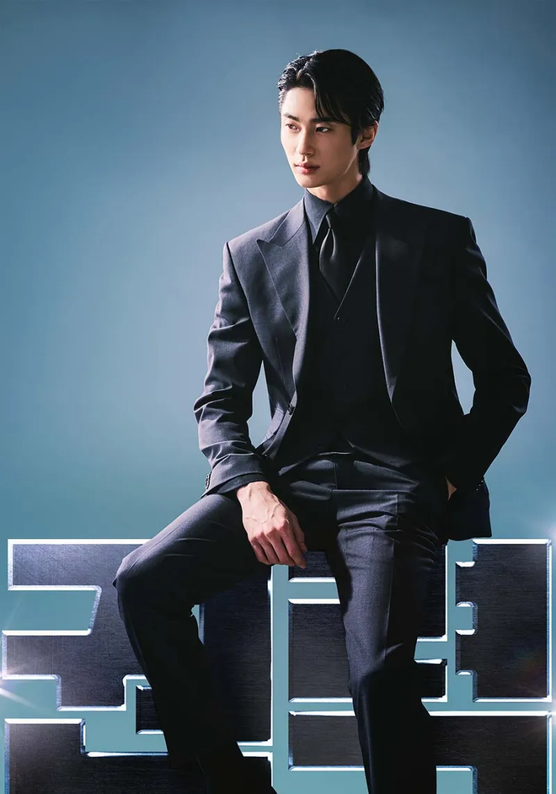 검은 슈트에 간지있는 머리결을 하고 앉아 있는 힘쎈여자 강남순의 류시오 캐릭터