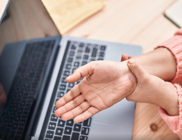 컴퓨터 사용하는 직장인 손목 통증