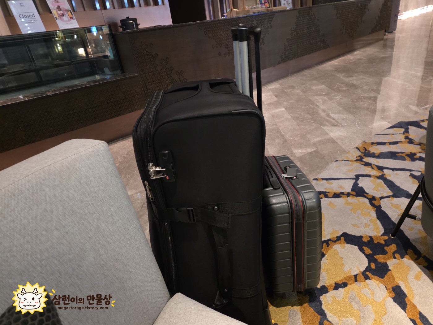 방콕 호텔에서 공항으로 이동하기 전 대기하는 모습