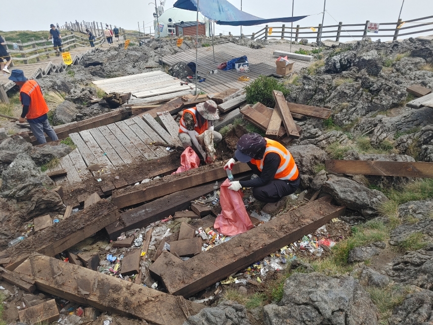 19년 만에 드러난 한라산 데크 밑 쓰레기, 청정 제주를 되찾는 환경 정화 대작전 관련 사진