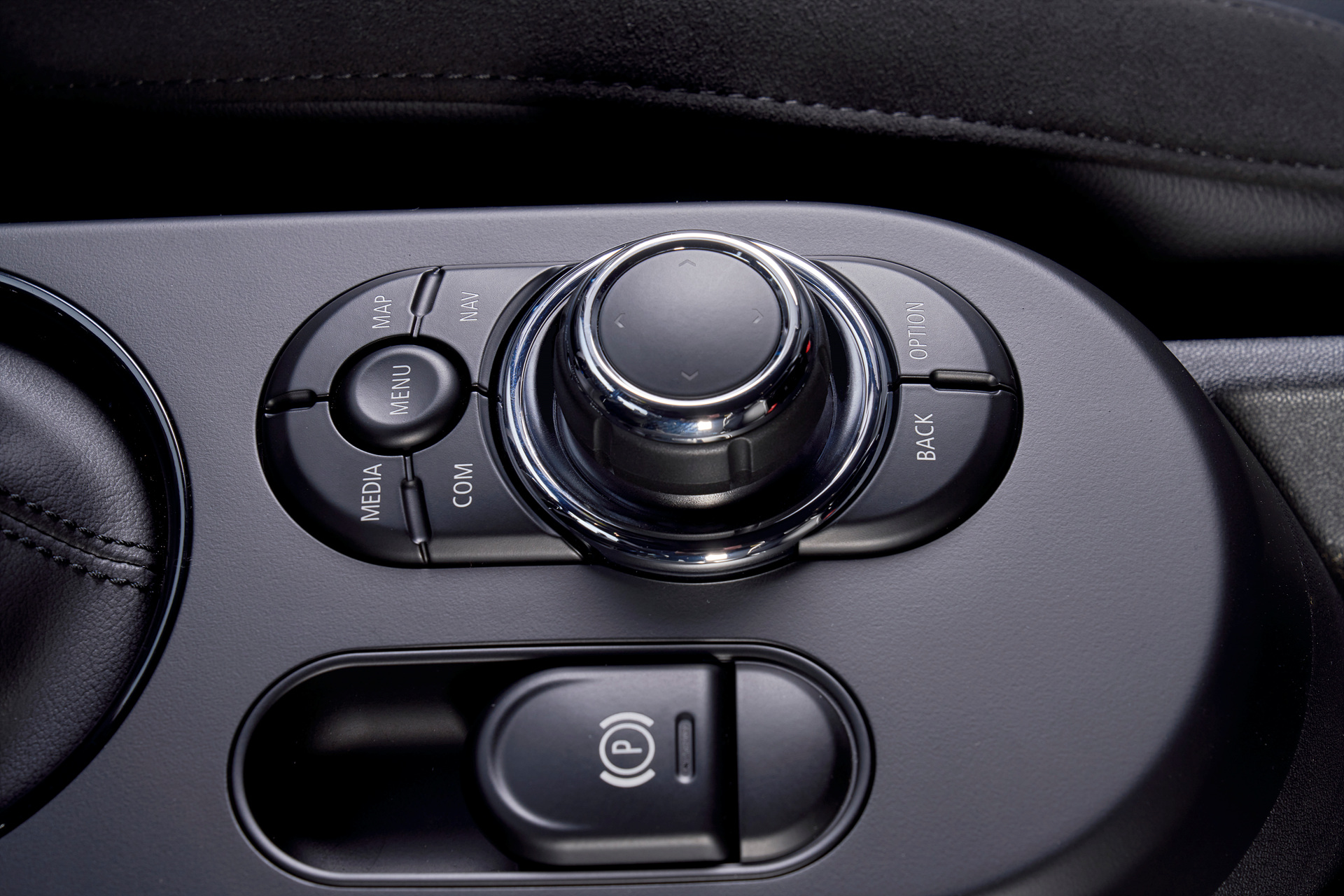 2024년식 미니 해치백 S 5도어 실내 1열 주차브레이크 사진