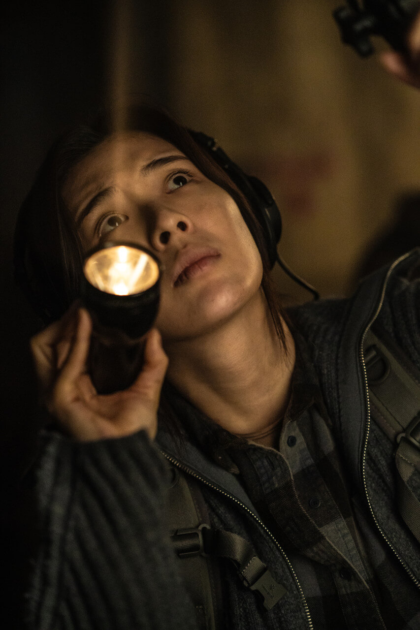 랜턴으로 지하실 천장을 비추는 주영