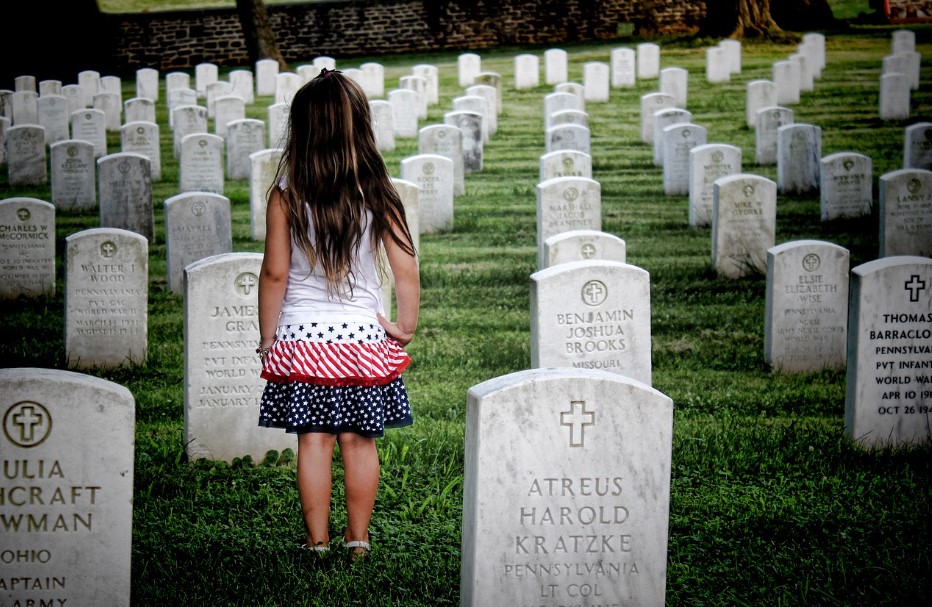 파묘와 관련된 무덤 이미지