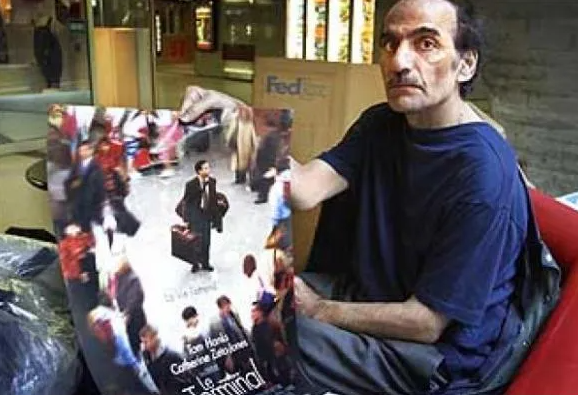 실제 인물이 터미널 영화 포스터를 들고 있다.