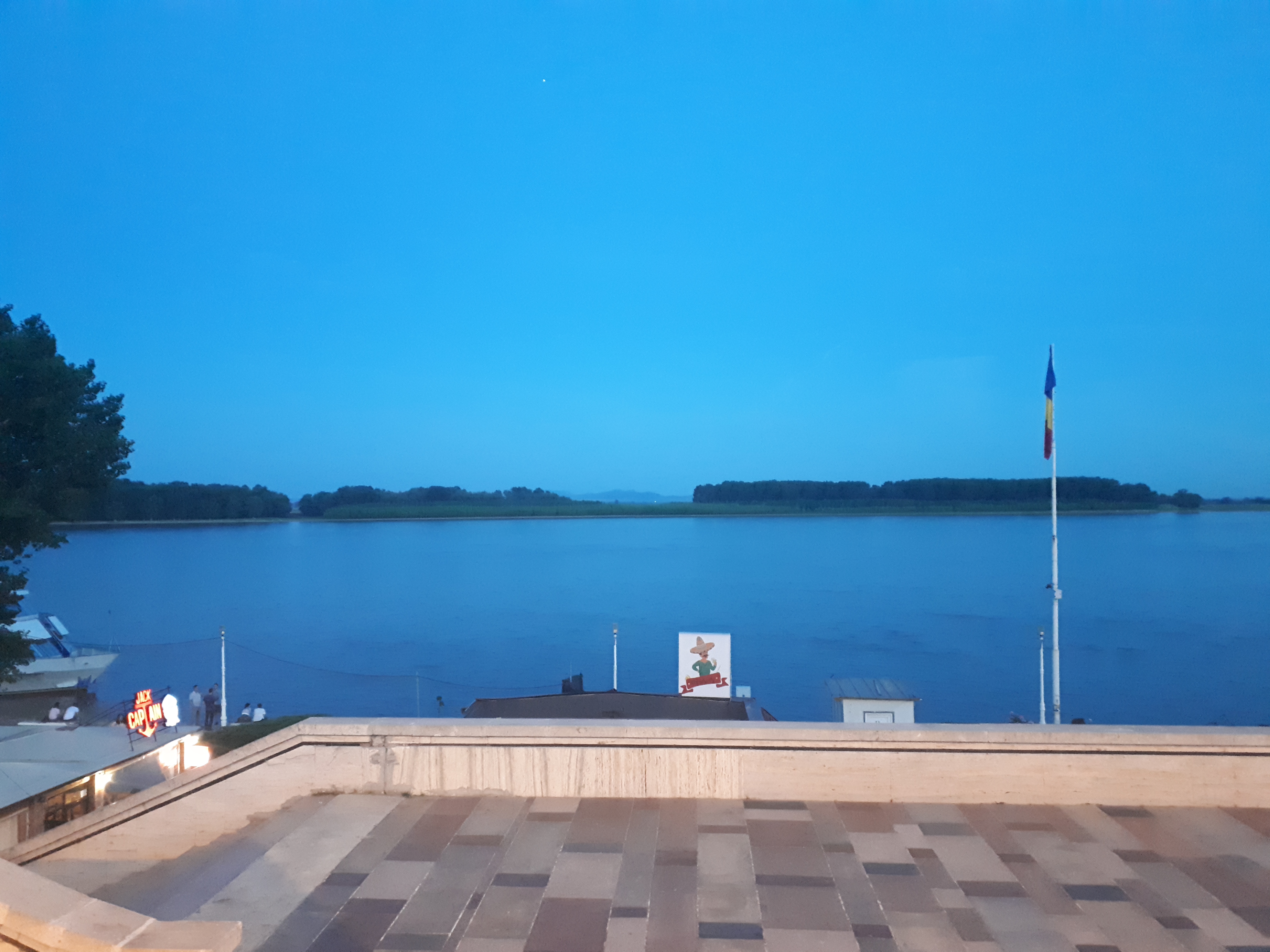 루마니아 갈라치 일몰경 다뉴브 강변 산책로