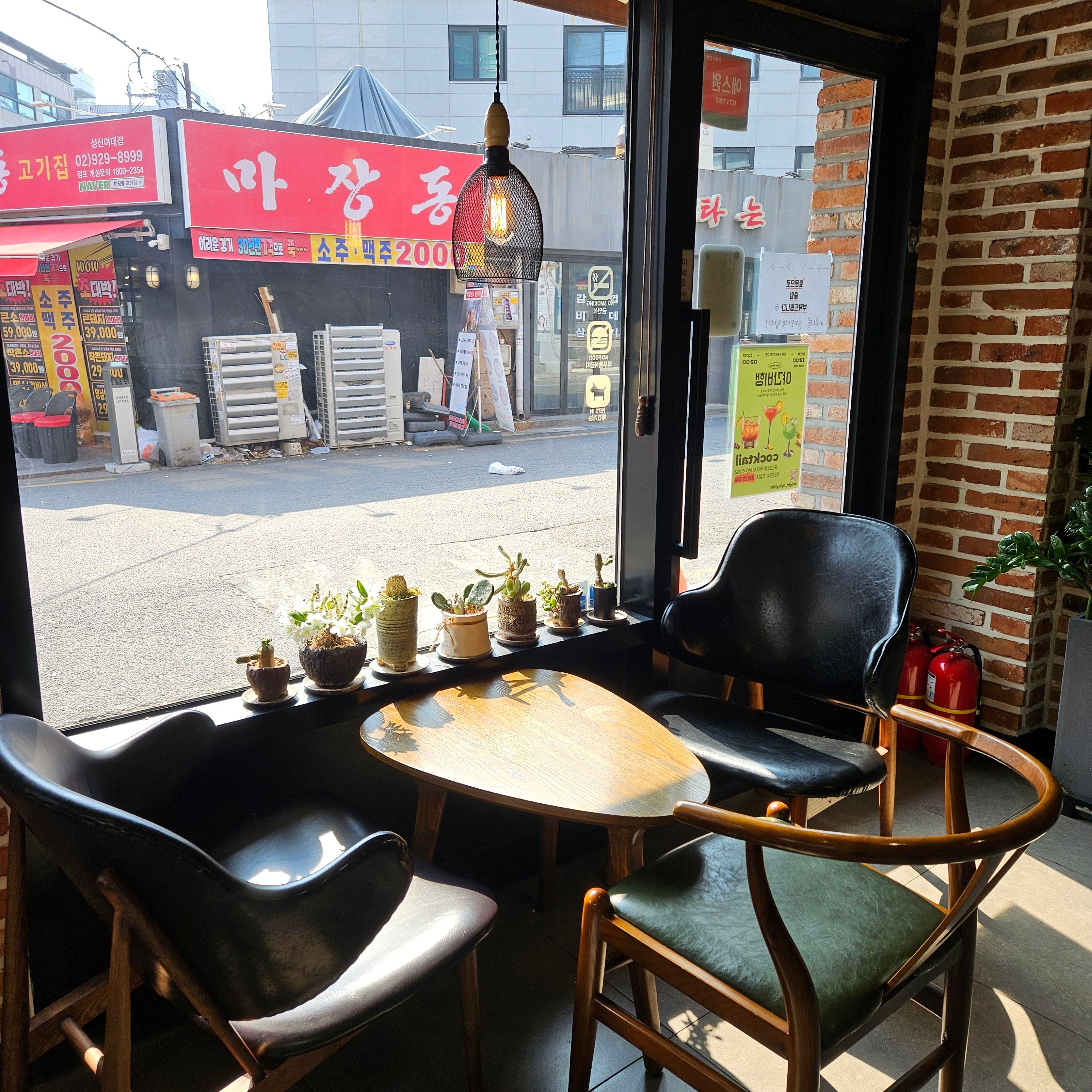 카페 구월 1층 좌석 사진