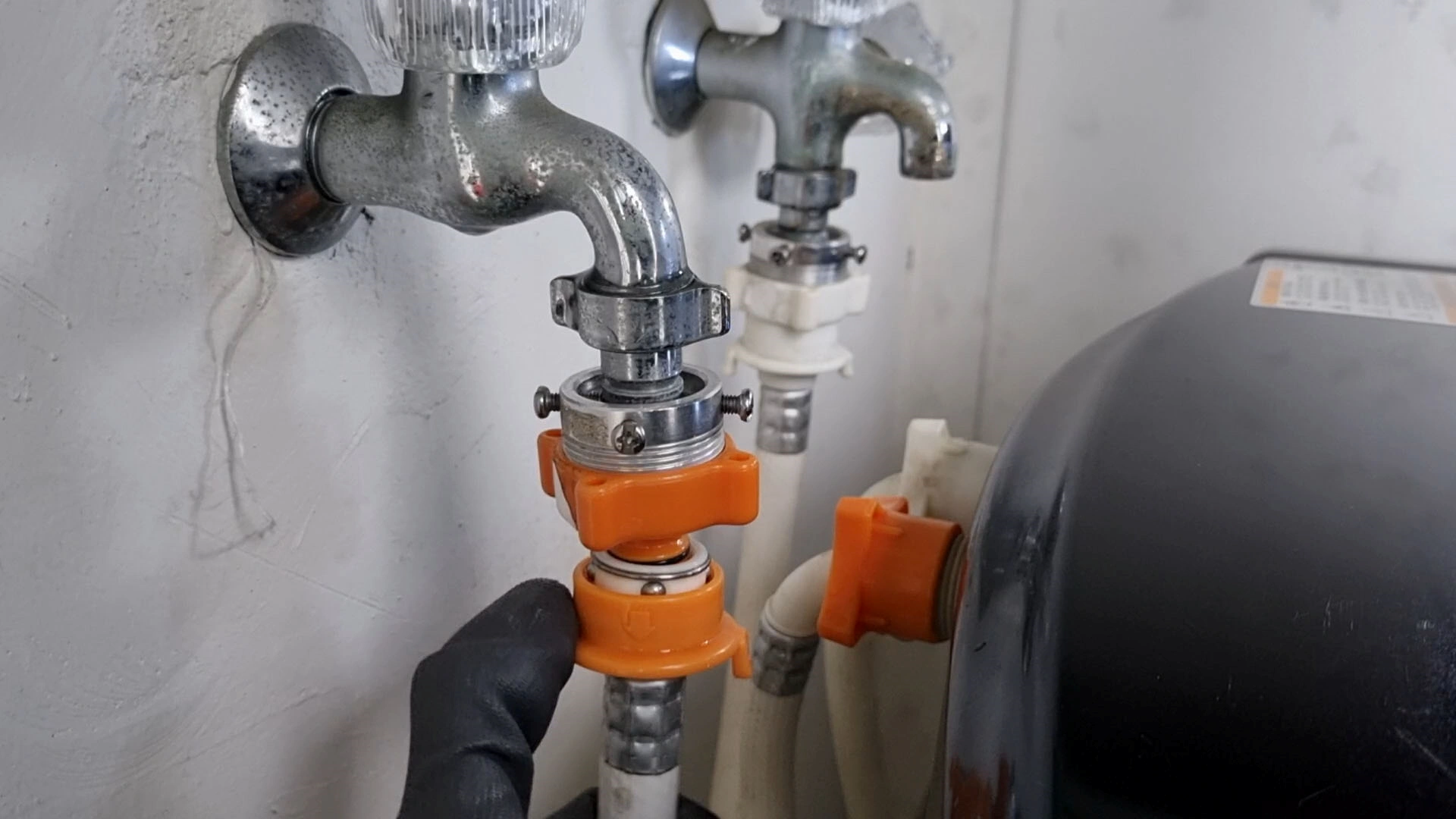 세탁기 호스 수도꼭지에서 빼는 모습