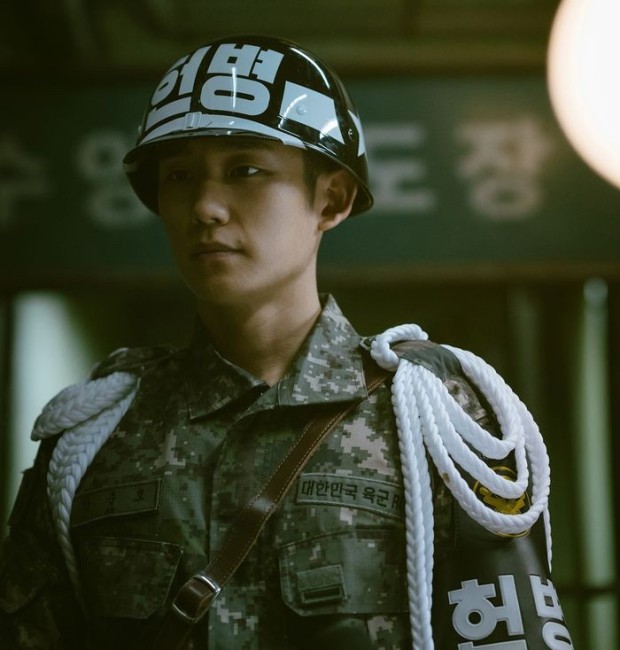 헌병 모습을 하고 있는 정해인의 모습