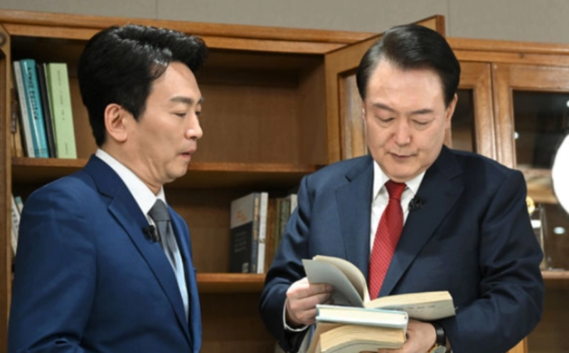 박장범 앵커 대통령 담화 명품백 파우치 논란