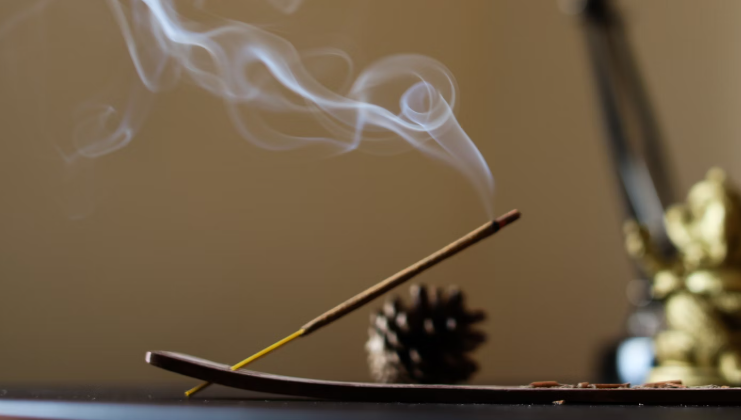 인센스 홀더 없을 때 활용할 수 있는 창의적인 대안과 DIY 솔루션