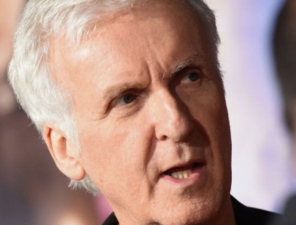 이빨 보이면서 사진이 찍힌 제임스 카메론