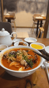 용인 신봉동 가잔니 고추짬뽕 전체샷 GIF &ndash; 빨간 국물과 해물 토핑의 짬뽕이 담긴 그릇에서 젓가락으로 해물을 휘젓고 숟가락으로 국물을 떠 먹는 gif