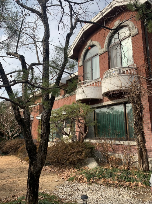 시현하다