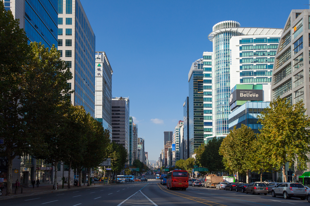 에너지 효율 등급 인증제도는 건물의 에너지 효율을 평가하여 A등급부터 G등급으로 등급을 부여합니다. 에너지 효율 표시제도는 등급 인증 이외에도 건물 외부에 에너지 효율 관련 정보를 표시하는 제도입니다.