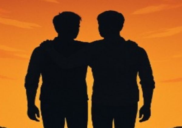 두 남성이 다정하게 팔을 두르고 걷는 뒷모습 실루엣