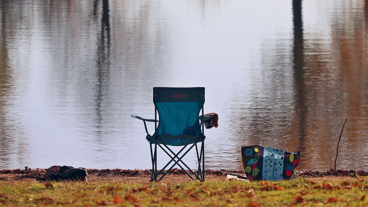 의자에 앉아 있다가 일어나며 몸을 의식하는 일상 장면