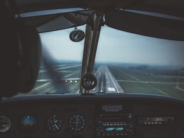 폐쇄된 공항 관련 정부 보고서 분석