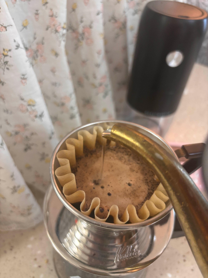 ํธ๋๋๋ฆฝ ์ถ์ถ ์ค, ๊ท ์ผํ ๋ถ์๋ก ์์ ๋ ๋ฌผ์ค๊ธฐ.
K-Hand drip coffee brewing with consistent grind and stable pouring.