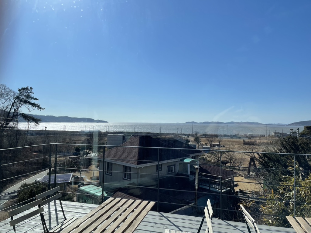 오션뷰 카페 하우스하일 실내에서 본 바다