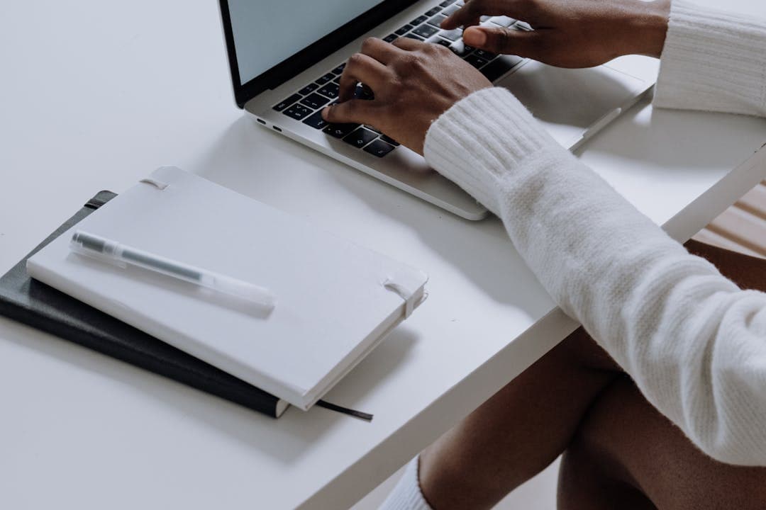 노트북으로 건강보험 환급금 신청 양식 작성 중인 여성