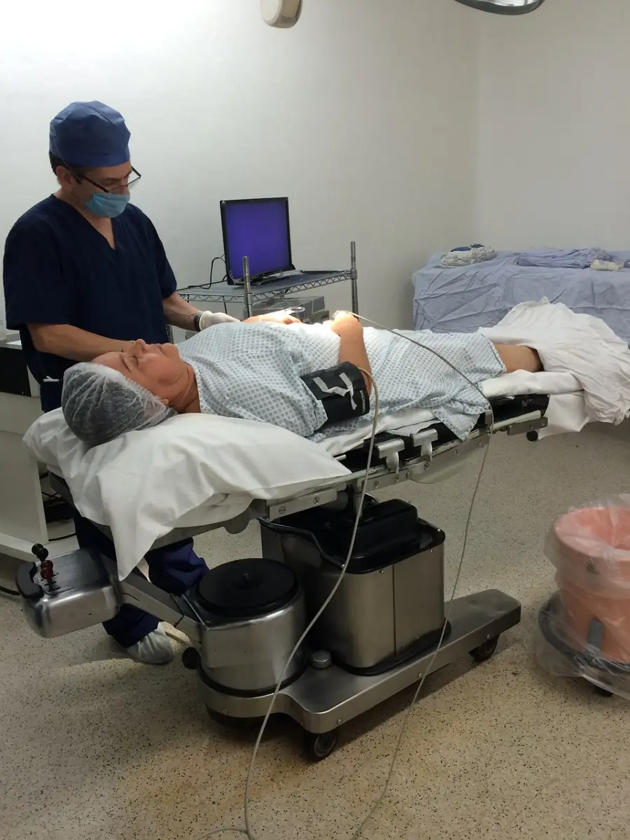 환자가 누워있는 병실 의사가 진료하는 모습