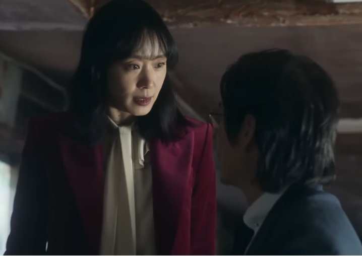 길복순과 차민규가 대화를 하고 있다