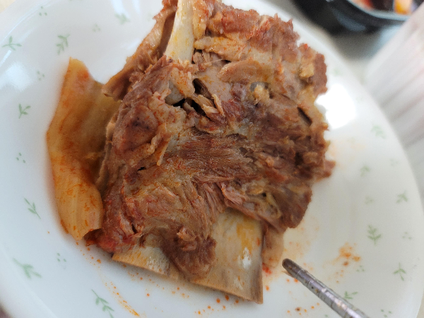 신가네빨간집 뼈해장국 뼈 한조각