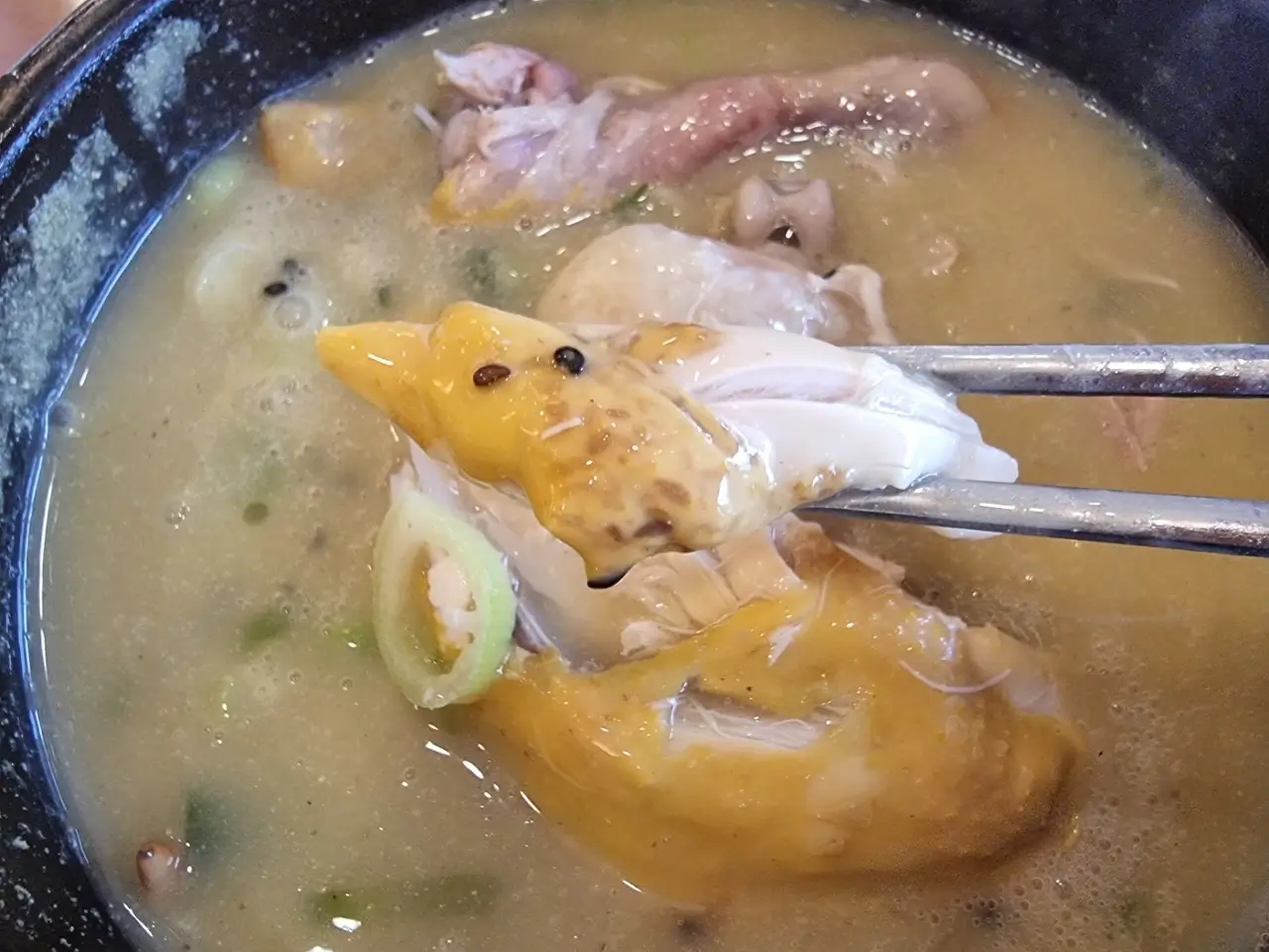 닭껍질이 노란 황금빛이 나요