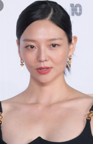 파격적인 노출연기로 데뷔한 현재 최고의 스타