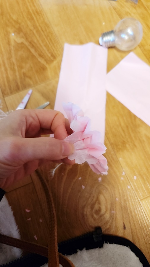 겹쳐진 종이를 살살 펴줌