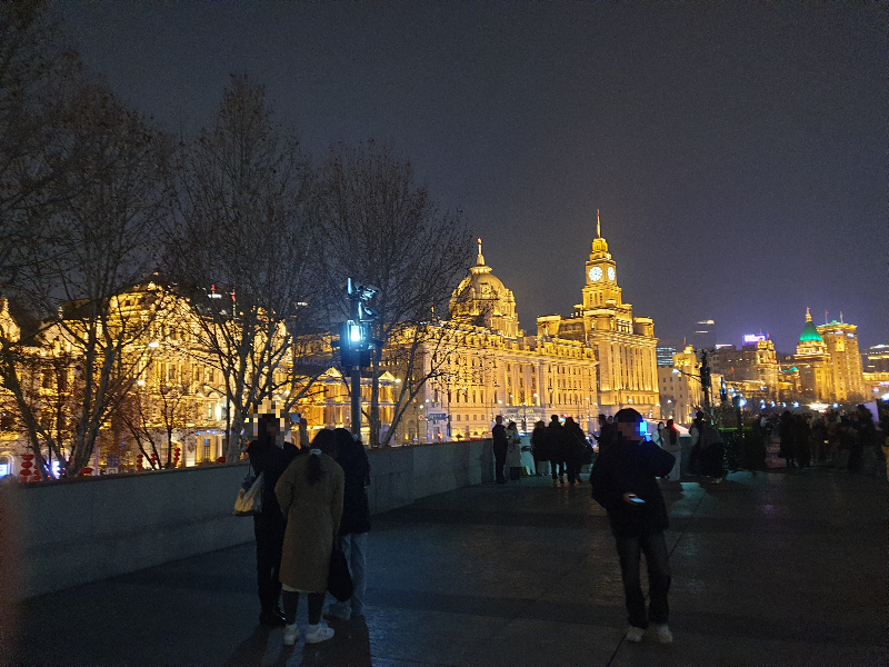 캄캄한 밤하늘에 밝게 빛나는 와이탄 건물들 보기