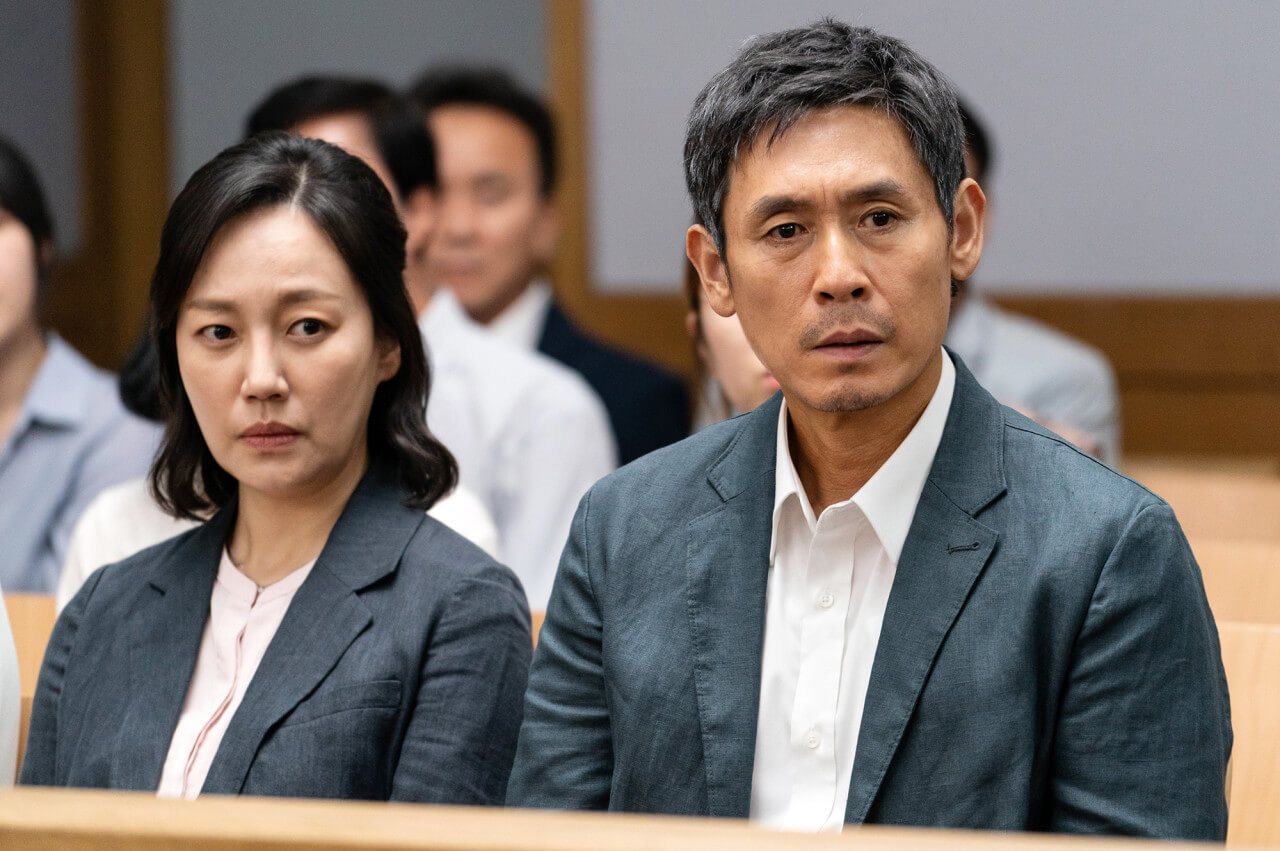 재심을 지켜보는 황준철 형사와 윤미숙 피해자 유가족