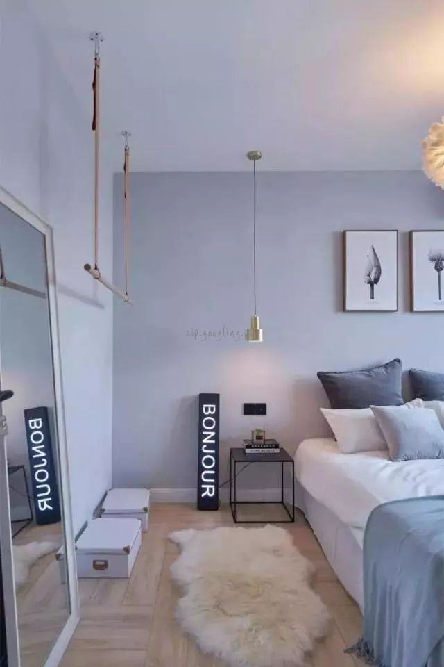 헹거와-전신거울-러그가-깔린-침실